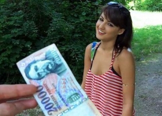 Az erdőben dugják a magyar csajszit