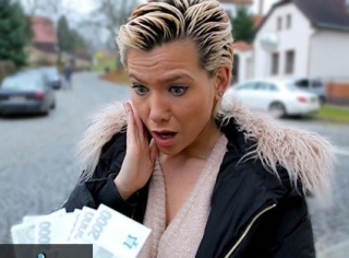 Pénzért belement a buliba a csajszi