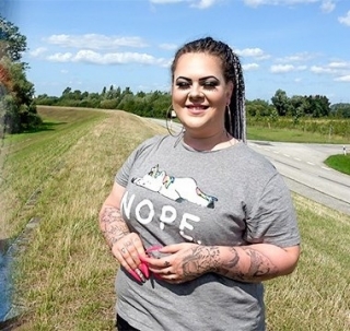 Az erdő szélén dugják a duci csajt