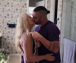 Szőke MILF a belsőépítész pasival