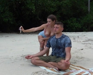 Meditált, amikor megjelent a csaj, és leszopta