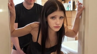 Megrakja a csaját mielőtt buliba engedné